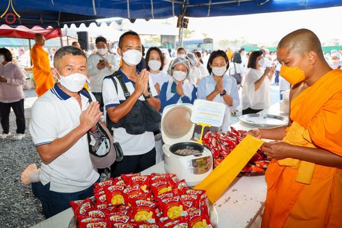 ภาพ No.74424:พิธีถวายภัตตาหารเป็นสังฆทาน แด่คณะพระธรรมยาตราฯ ในโครงการธรรมยาตรากตัญญูบูชา มหาปูชนียาจารย์ พระมงคลเทพมุนี(สด จนฺทสโร) พระผู้ปราบมาร อนุสรณ์สถาน 7 แห่ง ปีที่ 11 วันที่ 26 มกราคม พ.ศ. 2566