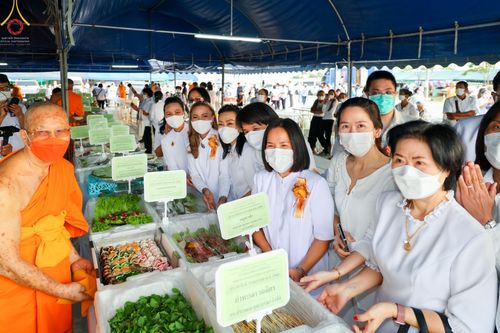 ภาพ No.74145:พิธีถวายภัตตาหารเป็นสังฆทาน แด่คณะพระธรรมยาตราฯ ในโครงการธรรมยาตรากตัญญูบูชา มหาปูชนียาจารย์ พระมงคลเทพมุนี(สด จนฺทสโร) พระผู้ปราบมาร อนุสรณ์สถาน 7 แห่ง ปีที่ 11 วันที่ 25 มกราคม พ.ศ. 2566