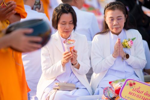 ภาพ No.294479:วันที่ 14 มกราคม พ.ศ. 2569 พิธีตักบาตรพระธรรมยาตรา ณ วัดสองพี่น้อง ต.ต้นตาล อ.สองพี่น้อง จ.สุพรรณบุรี ในโครงการธรรมยาตรา กตัญญูบูชา มหาปูชนียาจารย์ พระมงคลเทพมุนี(สด จนฺทสโร) พระผู้ปราบมาร อนุสรณ์สถาน 7 แห่ง ปีที่ 14