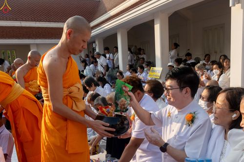 ภาพ No.297675:วันที่ 18 มกราคม พ.ศ. 2569 พิธีตักบาตรพระธรรมยาตรา ณ วัดโบสถ์บน ต.บางคูเวียง จ.นนทบุรี อนุสรณ์สถานลำดับที่ 4 สถานที่เกิดด้วยกายธรรม ในโครงการธรรมยาตรา กตัญญูบูชา มหาปูชนียาจารย์ พระมงคลเทพมุนี(สด จนฺทสโร) พระผู้ปราบมาร อนุสรณ์สถาน 7 แห่ง ปีที่ 14