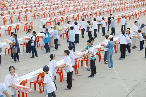 ภาพ No.322605:วันที่ 17 เมษายน พ.ศ.2569 การเรียงกล่องไทยธรรม เรียงน้ำดื่ม เรียงร่ม ณ ลานธรรมพระมหาธรรมกายเจดีย์ เพื่องานถวายมหาสังฆทาน 40,000 กว่าวัดทั่วประเทศ วันคุ้มครองโลก 22 เมษายน พ.ศ.2569 วัดพระธรรมกาย