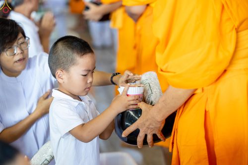 ภาพ No.327953:วันที่ 3 พฤษภาคม พ.ศ.2569 พิธีตักบาตร ข้าวสารอาหารแห้ง ณ บ้านแก้วเรือนทองคุณยายอาจารย์ฯ วัดพระธรรมกาย