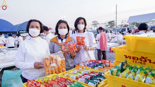 ภาพ No.73903:พิธีถวายภัตตาหารเป็นสังฆทาน แด่คณะพระธรรมยาตราฯ ในโครงการธรรมยาตรากตัญญูบูชา มหาปูชนียาจารย์ พระมงคลเทพมุนี(สด จนฺทสโร) พระผู้ปราบมาร อนุสรณ์สถาน 7 แห่ง ปีที่ 11 วันที่ 23 มกราคม พ.ศ. 2566