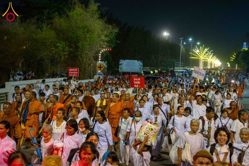 ภาพ No.324550:วันที่ 22 เมษายน พ.ศ.2569 (วันคุ้มครองโลก) บรรยากาศพระสังฆาธิการและสาธุชน การเดินทางกลับ งานถวายมหาสังฆทาน 40,000 กว่าวัดทั่วประเทศ วัดพระธรรมกาย