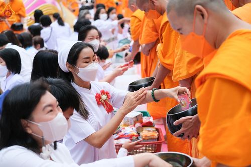 ภาพ No.69628:พิธีตักบาตรพระธรรมยาตราฯ ในโครงการธรรมยาตรากตัญญูบูชา มหาปูชนียาจารย์ พระมงคลเทพมุนี(สด จนฺทสโร) พระผู้ปราบมาร ปีที่ 11 ณ อนุสรณ์สถานลำดับที่ 1 สถานที่เกิดด้วยรูปกายเนื้อ อนุสรณ์สถานมหาวิหารพระมงคลเทพมุนี อ.สองพี่น้อง จ.สุพรรณบุรี