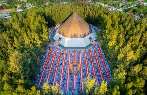 ภาพ No.289366:วันที่ 7 มกราคม พ.ศ. 2569 พิธีตักบาตรพระธรรมยาตรา ณ อนุสรณ์สถานลำดับที่ 1 สถานที่เกิดด้วยรูปกายเนื้อ อนุสรณ์สถานมหาวิหารพระมงคลเทพมุนี (โลตัสแลนด์) อ.สองพี่น้อง จ.สุพรรณบุรี ในโครงการธรรมยาตรา กตัญญูบูชา มหาปูชนียาจารย์ พระมงคลเทพมุนี(สด จนฺทสโร) พระผู้ป