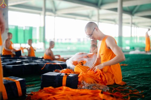 ภาพ No.323007:วันที่ 17-19 เมษายน พ.ศ.2569 การปูผ้ากระสอบขาว , เตรียมจุดฉัน , เตรียมจุดพักค้าง เพื่องานถวายมหาสังฆทาน 40,000 กว่าวัดทั่วประเทศ วันคุ้มครองโลก 22 เมษายน พ.ศ.2569 วัดพระธรรมกาย