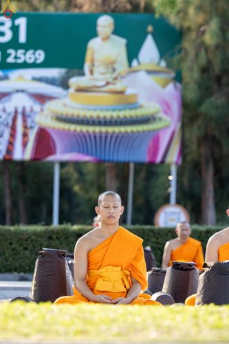 ภาพ No.281606:วันที่ 24 ธันวาคม พ.ศ.2568 พระธรรมยาตรา ปฏิบัติธรรม และถ่ายภาพหมู่ประวัติศาสตร์ ณ ลานหน้ามหาวิหารพระมงคลเทพมุนีฯ วัดพระธรรมกาย