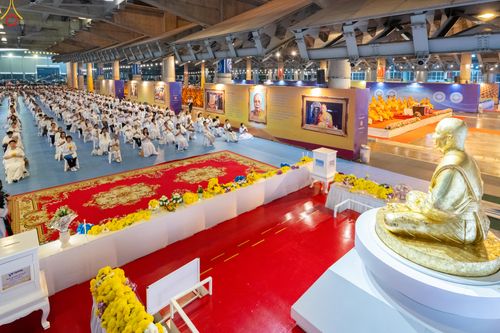 ภาพ No.280359:วันที่ 31 ธันวาคม พ.ศ.2568 -วันที่ 1 มกราคม พ.ศ.2569 พิธีฉลองชัยสวดมนต์บทธัมมจักกับปปวัตนสูตร ครบ 8,000,000,000 จบ , พิธีสวดมนต์ข้ามปี ณ วัดพระธรรมกาย