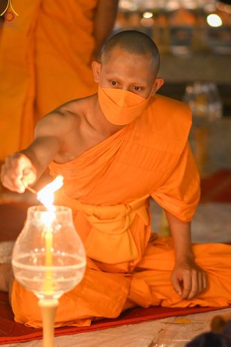 ภาพ No.69487:พิธีจุดประทีปถวายเป็นพุทธบูชา และบูชาธรรมมหาปูชนียาจารย์ ในโครงการธรรมยาตรากตัญญูบูชา มหาปูชนียาจารย์ พระมงคลเทพมุนี(สด จนฺทสโร) พระผู้ปราบมาร ปีที่ 11 ณ อนุสรณ์สถานมหาวิหารพระมงคลเทพมุนี อ.สองพี่น้อง จ.สุพรรณบุรี