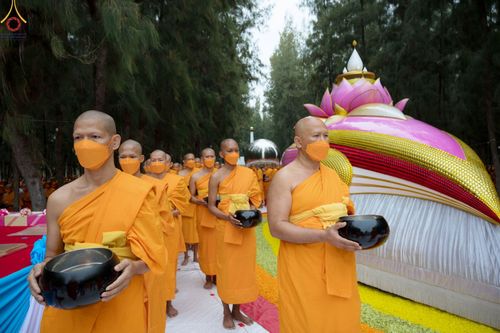 ภาพ No.69719:พิธีตักบาตรพระธรรมยาตราฯ ในโครงการธรรมยาตรากตัญญูบูชา มหาปูชนียาจารย์ พระมงคลเทพมุนี(สด จนฺทสโร) พระผู้ปราบมาร ปีที่ 11 ณ อนุสรณ์สถานลำดับที่ 1 สถานที่เกิดด้วยรูปกายเนื้อ อนุสรณ์สถานมหาวิหารพระมงคลเทพมุนี อ.สองพี่น้อง จ.สุพรรณบุรี