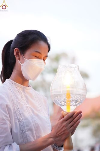 ภาพ No.73427:พิธีจุดประทีปถวายเป็นพุทธบูชา และบูชาธรรมมหาปูชนียาจารย์ ในโครงการธรรมยาตรากตัญญูบูชา มหาปูชนียาจารย์ พระมงคลเทพมุนี(สด จนฺทสโร) พระผู้ปราบมาร ปีที่ 11 ณ อนุสรณ์สถานลำดับที่ 4 สถานที่เกิดด้วยกายธรรม วัดโบสถ์ (บน) บางคูเวียง อ.บางกรวย จ.นนทบุรี วันที่ 21 