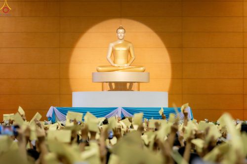 ภาพ No.311700:วันอาทิตย์ต้นเดือนที่ 1 มีนาคม พ.ศ.2569 สัมมนาพิเศษ พิธีมอบรูปหล่อโลหะหลวงปู่วัดปากน้ำ พระมงคลเทพมุนี พิธีมุทิตาสักการะในโอกาสพระครูปลัดรัตนวีรวัฒน์(รังสฤษดิ์ อิทธิจินฺตโก) เจ้าอาวาสวัดพระธรรมกาย  ดำรงตำแหน่งเป็น “ที่ปรึกษาเจ้าคณะจังหวัดปทุมธานี”  ณ ห้อง