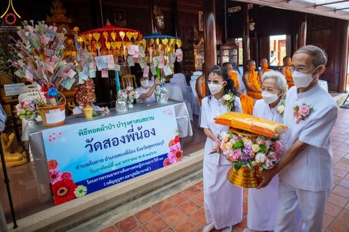 ภาพ No.71617:พระธรรมยาตรา ปฏิบัติศาสนกิจ ทำนุบำรุงศาสนสถาน, ปฏิบัติธรรม ร่วมกับชุมชน,นักเรียนเด็กดีวีสตาร์ และร่วมพิธีทอดผ้าป่าบำรุงศาสนสถาน ในโครงการธรรมยาตรากตัญญูบูชา มหาปูชนียาจารย์ พระมงคลเทพมุนี(สด จนฺทสโร) พระผู้ปราบมาร อนุสรณ์สถาน 7 แห่ง ปีที่ 11 ณ วัดสองพี่น