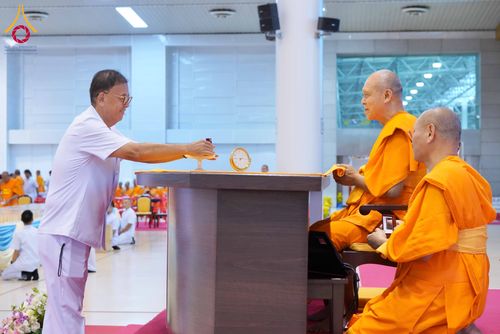 ภาพ No.338023:วันอาทิตย์ต้นเดือน 5 กรกฎาคม พ.ศ.2569 สัมมนาพิเศษ พิธีมอบพระของขวัญ ณ ห้องแก้วสารพัด1 วัดพระธรรมกาย
