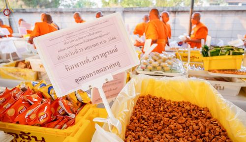 ภาพ No.73808:พิธีถวายภัตตาหารเป็นสังฆทาน แด่คณะพระธรรมยาตราฯ ในโครงการธรรมยาตรากตัญญูบูชา มหาปูชนียาจารย์ พระมงคลเทพมุนี(สด จนฺทสโร) พระผู้ปราบมาร อนุสรณ์สถาน 7 แห่ง ปีที่ 11 วันที่ 22 มกราคม พ.ศ. 2566