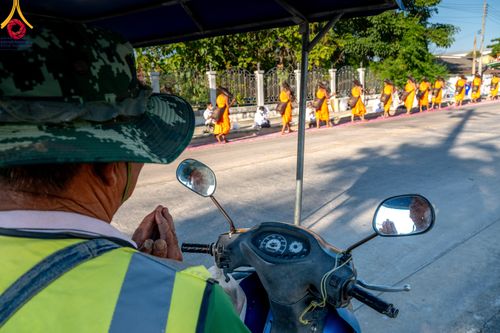 ภาพ No.106178:พิธีต้อนรับพระธรรมยาตรา ชุด 2 ในโครงการธรรมยาตรากตัญญูบูชา มหาปูชนียาจารย์  พระมงคลเทพมุนี(สด จนฺทสโร) พระผู้ปราบมาร  อนุสรณ์สถาน 7 แห่ง ปีที่ 12  วันที่ 3 มกราคม พ.ศ. 2567  ณ อนุสรณ์สถานโลตัสแลนด์ จ.สุพรรณบุรี