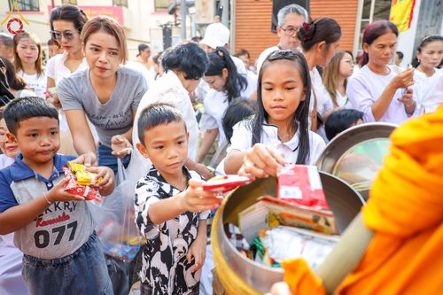 ภาพ No.343202:วันอาทิตย์ที่ 16 สิงหาคม พ.ศ.2569 พิธีตักบาตรพระ 10,000 รูป นานาชาติ ปีที่ 23 คณะสงฆ์ 4 ประเทศ 14 จังหวัดภาคใต้ น้อมถวายเป็นพุทธบูชา ทำบุญเพื่อแม่- พ่อ ณ ถนนนิพัทธ์อุทิศ 3 อ.หาดใหญ่ จ.สงขลา