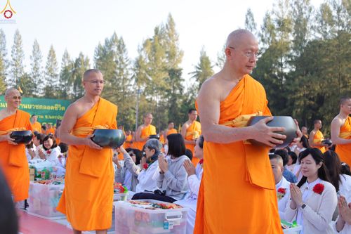 ภาพ No.292435:วันที่ 11 มกราคม พ.ศ. 2569 พิธีตักบาตรพระธรรมยาตรา ณ อนุสรณ์สถานคลองบางนางแท่น อ.สามพราน จ.นครปฐม ในโครงการธรรมยาตรา กตัญญูบูชา มหาปูชนียาจารย์ พระมงคลเทพมุนี(สด จนฺทสโร) พระผู้ปราบมาร อนุสรณ์สถาน 7 แห่ง ปีที่ 14