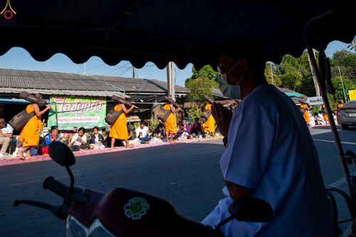 ภาพ No.292860:วันที่ 11 มกราคม พ.ศ. 2569 พิธีต้อนรับพระธรรมยาตรา ณ อนุสรณ์สถานลำดับที่ 3 สถานที่เกิดในเพศสมณะ วัดสองพี่น้อง อำเภอสองพี่น้อง จังหวัดสุพรรณบุรี ในโครงการธรรมยาตรา กตัญญูบูชา มหาปูชนียาจารย์ พระมงคลเทพมุนี(สด จนฺทสโร) พระผู้ปราบมาร อนุสรณ์สถาน 7 แห่ง ปีที