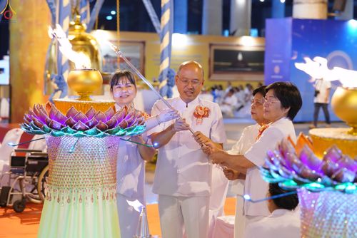 ภาพ No.331027:วันวิสาขบูชา อาทิตย์ที่ 31 พฤษภาคม พ.ศ.2569 พิธีจุดวิสาขประทีป , พิธีเวียนประทักษิณ  รอบพระมหาธรรมกายเจดีย์  และพิธีฉลองชัยสวดมนต์บทธัมมจักกัปปวัตนสูตร  ครบ 8,415,000,000 จบ ณ วัดพระธรรมกาย