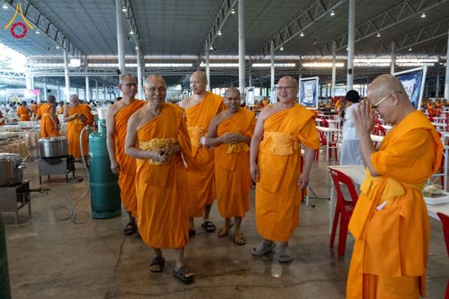 ภาพ No.287400:วันที่ 3 มกราคม พ.ศ.2569 พิธีถวายภัตตาหารเป็นสังฆทาน แด่พระธรรมยาตรา ณ วัดพระธรรมกาย  จังหวัดปทุมธานี ในโครงการธรรมยาตรา กตัญญูบูชา มหาปูชนียาจารย์ พระมงคลเทพมุนี(สด จนฺทสโร) พระผู้ปราบมาร อนุสรณ์สถาน 7 แห่ง ปีที่ 14