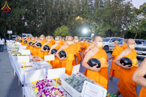 ภาพ No.288360:วันที่ 5 มกราคม พ.ศ. 2569 พิธีถวายภัตตาหารเป็นสังฆทาน แด่พระธรรมยาตรา ในโครงการธรรมยาตรา กตัญญูบูชา มหาปูชนียาจารย์ พระมงคลเทพมุนี(สด จนฺทสโร) พระผู้ปราบมาร อนุสรณ์สถาน 7 แห่ง ปีที่ 14 ณ อนุสรณ์สถานมหาวิหารพระมงคลเทพมุนี (โลตัสแลนด์) อ.สองพี่น้อง จ.สุพรร