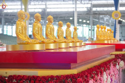 ภาพ No.78901:พิธีตักบาตร ข้าวสารอาหารแห้ง พิธีบูชาข้าวพระ ในวันอาทิตย์ต้นเดือนที่ 2 เมษายน พ.ศ. 2566