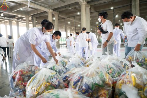 ภาพ No.82919:พิธีตักบาตรฉลองพระบวชใหม่  โครงการธรรมทายาทอุปสมบทหมู่อุดมศึกษา  รุ่นที่50 ภาคฤดูฝน วันเสาร์ที่ 24 มิถุนายน พ.ศ.2566 ณ มหารัตนวิหารคด คอร์ 6 วัดพระธรรมกาย