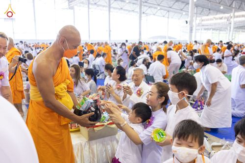ภาพ No.76776:พิธีตักบาตรข้าวสารอาหารแห้ง  ณ บ้านแก้วเรือนทองคุณยายฯ สภาธรรมกายสากล  วัดพระธรรมกาย จ.ปทุมธานี  ในวันอาทิตย์ต้นเดือนที่ 6 มีนาคม พ.ศ. 2566