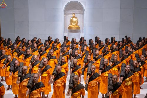 ภาพ No.288392:วันที่ 4 มกราคม พ.ศ. 2569 พระธรรมยาตราปฏิบัติธรรม และถ่ายภาพหมู่ประวัติศาสตร์ ในโครงการธรรมยาตรา กตัญญูบูชา มหาปูชนียาจารย์ พระมงคลเทพมุนี(สด จนฺทสโร) พระผู้ปราบมาร อนุสรณ์สถาน 7 แห่ง ปีที่ 14 ณ อนุสรณ์สถานมหาวิหารพระมงคลเทพมุนี (โลตัสแลนด์) อ.สองพี่น้อง