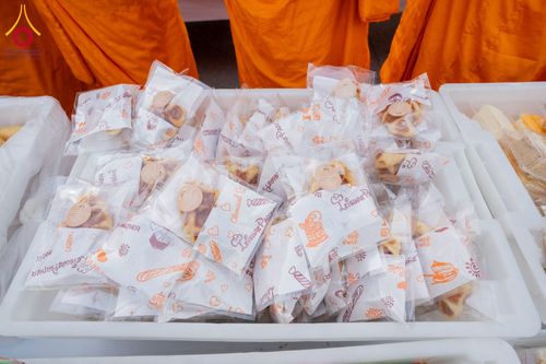 ภาพ No.293564:วันที่ 13 มกราคม พ.ศ. 2569 พิธีถวายภัตตาหารเป็นสังฆทาน แด่พระธรรมยาตรา ณ อนุสรณ์สถานมหาวิหารพระมงคลเทพมุนี (โลตัสแลนด์) อ.สองพี่น้อง จ.สุพรรณบุรี ในโครงการธรรมยาตรา กตัญญูบูชา มหาปูชนียาจารย์ พระมงคลเทพมุนี(สด จนฺทสโร) พระผู้ปราบมาร อนุสรณ์สถาน 7 แห่ง ปี