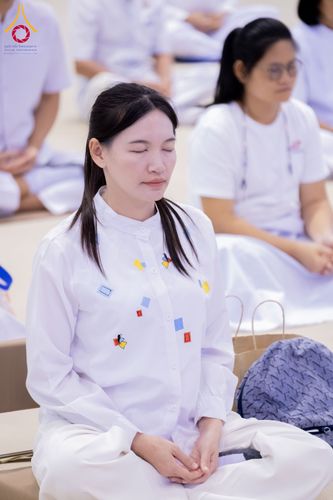 ภาพ No.284806:วันอาทิตย์ที่ 14 ธันวาคม พ.ศ.2568  พิธีปฏิบัติธรรม พิธีถวายภัตตาหารเป็นสังฆทาน พิธีมอบต้นสมบัติจักรพรรดิ ถวายแด่เจ้าอาวาสและประธานสงฆ์ 236 ศูนย์ส่งเสริมศีลธรรมทั่วโลก ณ สภาธรรมกายสากล วัดพระธรรมกาย