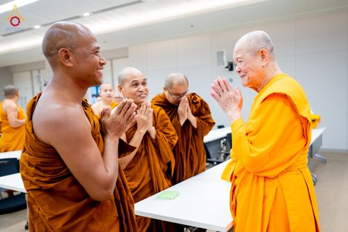ภาพ No.323377:หลวงพ่อทัตตชีโว รองเจ้าอาวาสวัดพระธรรมกาย ถวายการต้อนรับปฏิสันถารคณะสงฆ์จากประเทศศรีลังกา