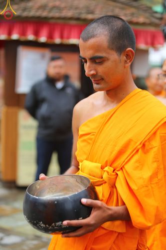 ภาพ No.317189:วันจันทร์ที่ 30 มีนาคม พ.ศ.2569 จาริกบิณฑบาตสยมภูนาทสู่พระราชวังหนุมานโดกา ประเทศเนปาล