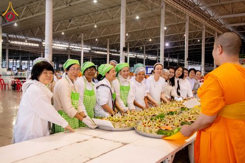 ภาพ No.287322:วันที่ 3 มกราคม พ.ศ.2569 พิธีถวายภัตตาหารเป็นสังฆทาน แด่พระธรรมยาตรา ณ วัดพระธรรมกาย  จังหวัดปทุมธานี ในโครงการธรรมยาตรา กตัญญูบูชา มหาปูชนียาจารย์ พระมงคลเทพมุนี(สด จนฺทสโร) พระผู้ปราบมาร อนุสรณ์สถาน 7 แห่ง ปีที่ 14