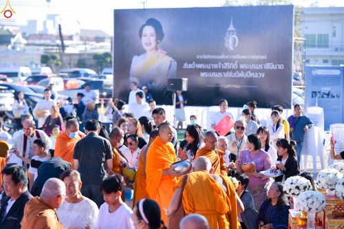 ภาพ No.280250:วันอังคารที่ ๓๐ ธันวาคม พ.ศ. ๒๕๖๘ พิธีตักบาตรพระ ๑,๐๖๙ รูป จังหวัดกาฬสินธุ์   ณ บริเวณสนามหน้าศาลากลาง จังหวัดกาฬสินธุ์ (หลังเก่า)