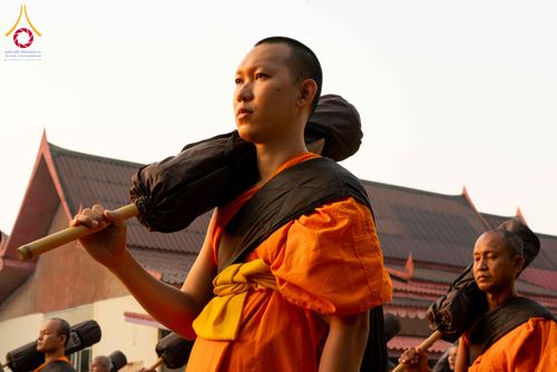 ภาพ No.297353:วันที่ 15 มกราคม พ.ศ.2569 พระธรรมยาตราปฏิบัติธรรมและถ่ายภาพหมู่ประวัติศาสตร์ อนุสรณ์สถานลำดับที่ 4 สถานที่เกิดด้วยกายธรรม  ณ วัดโบสถ์บน ต.บางคูเวียง จ.นนทบุรี ในโครงการธรรมยาตรา กตัญญูบูชา มหาปูชนียาจารย์ พระมงคลเทพมุนี(สด จนฺทสโร) พระผู้ปราบมาร อนุสรณ์ส