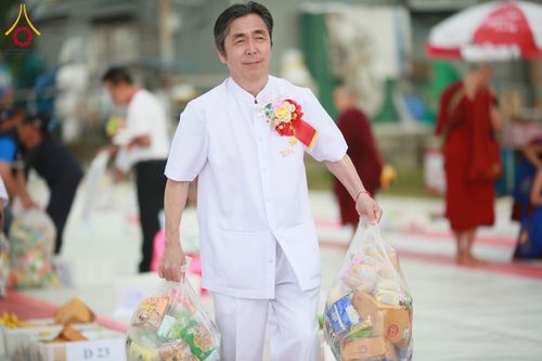 ภาพ No.330365:วันเสาร์ที่ 30 พฤษภาคม พ.ศ.2569 พิธีทำบุญฉลองครบรอบ 117 ปี เมืองเชียงดาว  ตักบาตรพระ 1,112 รูป และ พิธีทักษิณานุปาทานแด่พระนเรศวรมหาราช ณ ตลาดฟ้าเพียงดาว อ.เชียงดาว จ.เชียงใหม่