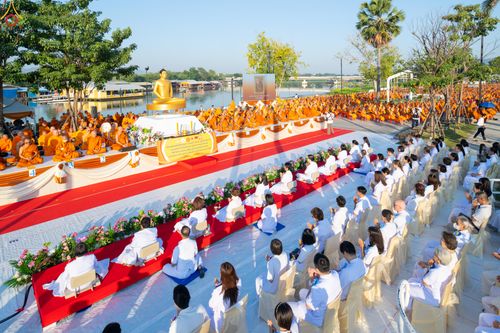 ภาพ No.282656:วันเสาร์ที่ 20 ธันวาคม พ.ศ.2568 พิธีตักบาตรพระ 10,000 รูป (ชุด 2) เนื่องในโอกาส 194 ปี จังหวัดกาญจนบุรี และอุทิศส่วนกุศลให้แด่บรรพชนทั้งหลาย บริเวณถนนสองแคว (Skywalk) เมืองกาญจนบุรี