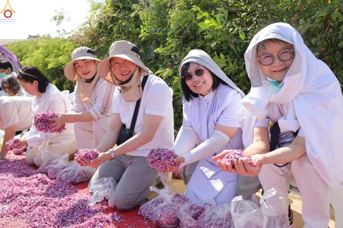 ภาพ No.292764:วันที่ 11 มกราคม พ.ศ. 2569 พิธีต้อนรับพระธรรมยาตรา ณ อนุสรณ์สถานลำดับที่ 3 สถานที่เกิดในเพศสมณะ วัดสองพี่น้อง อำเภอสองพี่น้อง จังหวัดสุพรรณบุรี ในโครงการธรรมยาตรา กตัญญูบูชา มหาปูชนียาจารย์ พระมงคลเทพมุนี(สด จนฺทสโร) พระผู้ปราบมาร อนุสรณ์สถาน 7 แห่ง ปีที