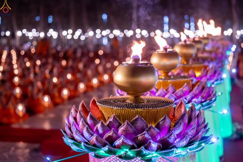 ภาพ No.290234:วันที่ 6 มกราคม พ.ศ. 2569 พิธีจุดประทีปถวายเป็นพุทธบูชา และบูชาธรรมมหาปูชนียาจารย์ (ภาพชุดที่ 2) ณ อนุสรณ์สถานมหาวิหารพระมงคลเทพมุนี (โลตัสแลนด์) อ.สองพี่น้อง จ.สุพรรณบุรี ในโครงการธรรมยาตรา กตัญญูบูชา มหาปูชนียาจารย์ พระมงคลเทพมุนี(สด จนฺทสโร) พระผู้ปรา