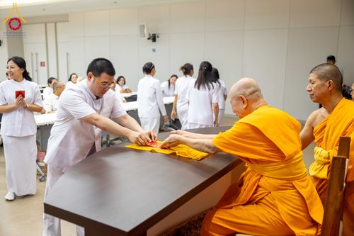 ภาพ No.324895:วันพฤหัสบดีที่ 23 เมษายน พ.ศ.2569  หลวงพ่อทัตตชีโว รองเจ้าอาวาสวัดพระธรรมกาย ถวายการต้อนรับและปฏิสันถารคณะชาวอินโดนีเซีย