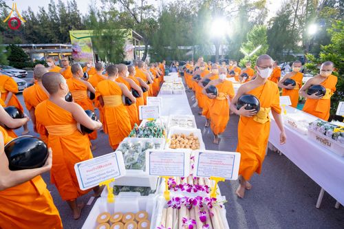 ภาพ No.288363:วันที่ 5 มกราคม พ.ศ. 2569 พิธีถวายภัตตาหารเป็นสังฆทาน แด่พระธรรมยาตรา ในโครงการธรรมยาตรา กตัญญูบูชา มหาปูชนียาจารย์ พระมงคลเทพมุนี(สด จนฺทสโร) พระผู้ปราบมาร อนุสรณ์สถาน 7 แห่ง ปีที่ 14 ณ อนุสรณ์สถานมหาวิหารพระมงคลเทพมุนี (โลตัสแลนด์) อ.สองพี่น้อง จ.สุพรร