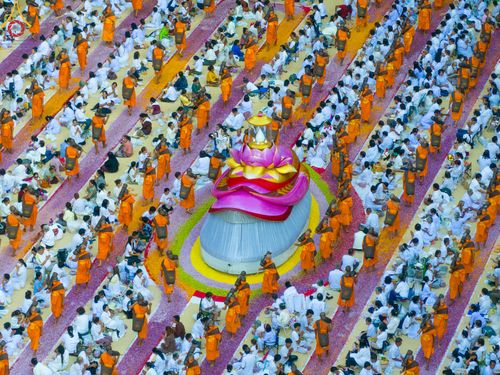 ภาพ No.105757:พิธีต้อนรับพระธรรมยาตรา ในโครงการธรรมยาตรากตัญญูบูชา มหาปูชนียาจารย์ พระมงคลเทพมุนี(สด จนฺทสโร) พระผู้ปราบมาร อนุสรณ์สถาน 7 แห่ง ปีที่ 12 วันที่ 3 มกราคม พ.ศ. 2567 ณ อนุสรณ์สถานโลตัสแลนด์ จ.สุพรรณบุรี