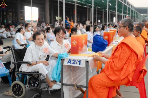 ภาพ No.324737:วันที่ 22 เมษายน พ.ศ.2569 (วันคุ้มครองโลก) บรรยากาศสาธุชน ในงานถวายมหาสังฆทาน 40,000 กว่าวัดทั่วประเทศ ณ ลานธรรม วัดพระธรรมกาย