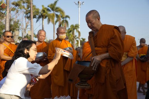 ภาพ No.284255:วันเสาร์ที่ 20 ธันวาคม พ.ศ.2568  พิธีตักบาตรพระ 10,000 รูป เนื่องในโอกาส 194 ปี จังหวัดกาญจนบุรี และอุทิศส่วนกุศลให้แด่บรรพชนทั้งหลาย บริเวณถนนสองแคว (Skywalk) เมืองกาญจนบุรี