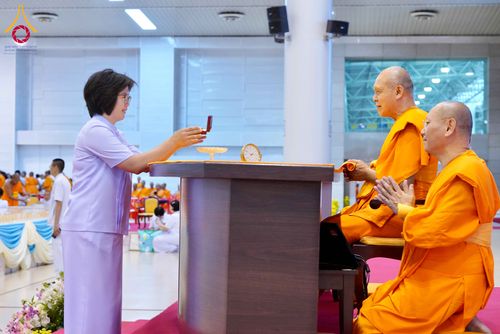 ภาพ No.338084:วันอาทิตย์ต้นเดือน 5 กรกฎาคม พ.ศ.2569 สัมมนาพิเศษ พิธีมอบพระของขวัญ ณ ห้องแก้วสารพัด1 วัดพระธรรมกาย