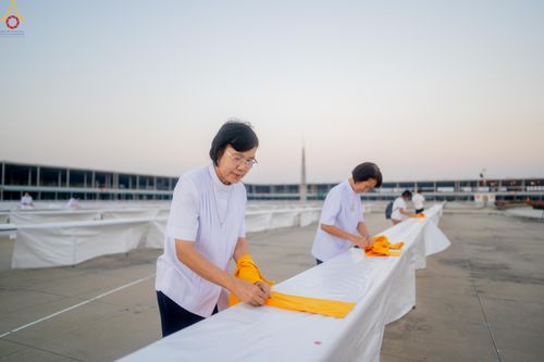 ภาพ No.321201:วันที่ 10-11 เมษายน พ.ศ.2569 การเตรียมกล่องไทยธรรม และการติดผ้ารับประเคน เพื่องานถวายมหาสังฆทาน 40,000 กว่าวัดทั่วประเทศ วันคุ้มครองโลก 22 เมษายน พ.ศ.2569 วัดพระธรรมกาย