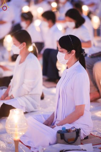 ภาพ No.70276:พิธีจุดประทีปถวายเป็นพุทธบูชา และบูชาธรรมมหาปูชนียาจารย์ ในโครงการธรรมยาตรากตัญญูบูชา มหาปูชนียาจารย์ พระมงคลเทพมุนี(สด จนฺทสโร) พระผู้ปราบมาร ปีที่ 11 ณ อนุสรณ์สถานลำดับที่ 2 สถานที่ตั้งมโนปณิธานบวชตลอดชีวิต อนุสรณ์สถานคลองบางนางแท่น อ.สามพราน จ.นครปฐม 